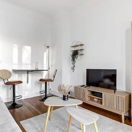Bright & Cozy With Balcony פריז
