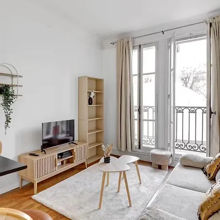 Bright & Cozy With Balcony דירה *