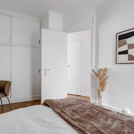 Bright & Cozy With Balcony דירה פריז